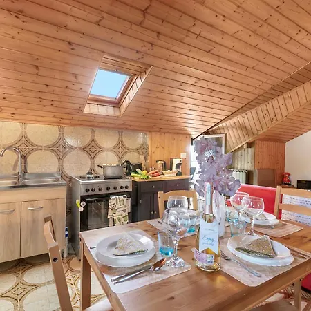La Mansarda Sul Lago: Rustic Attic With Balcony & Parking - Happy Apartamento Nebbiuno